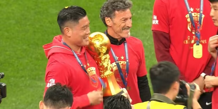 韦世豪停赛能否随队捧杯？蔡慧康有先例，23年停赛后仍与全队捧杯