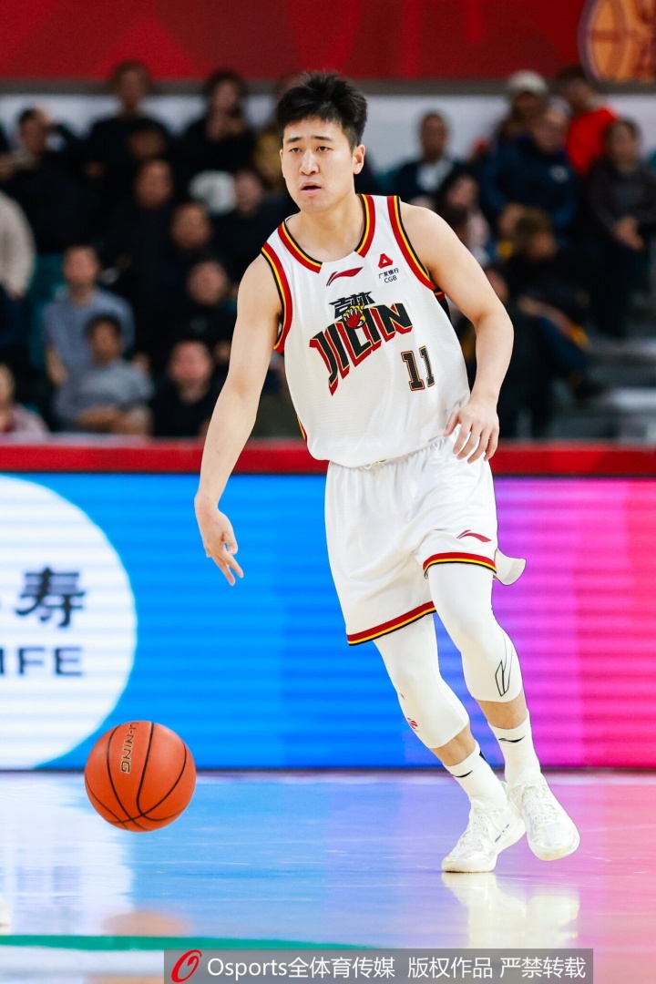 姜伟泽:特别欣赏特雷·杨 他眼神永远很坚定