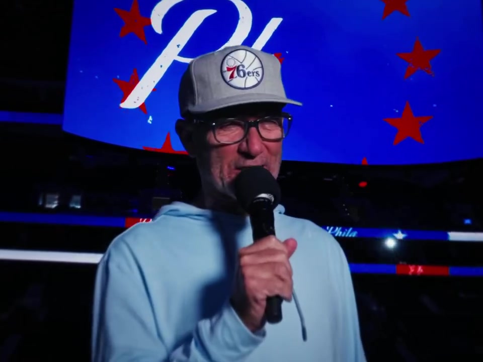 回归了！76人主场播音员马特·科德取消退休 将迎生涯第29个赛季